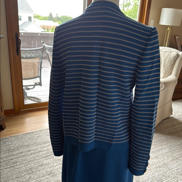 Stunning skirt/jacket. St.John Collection by Marie Gray. - Picture 4 of 7